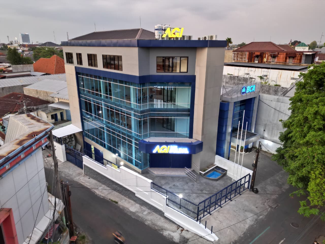 Gedung Bank Artha Graha Internasional tampak keseluruhan, proyek oleh BKI